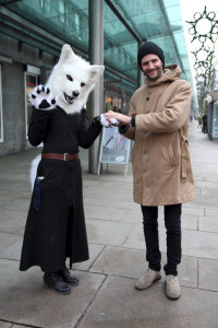 Ronja Herbst und Moderator Manuel beim "suiten" in der Fußgängerzone von Bremerhaven. Im Furry Fandom, der Furry-Welt, nennt sich Ronja "Zion" und verkörpert eine Polarwölfin.
