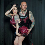 Susanne und Ralf veranstalten regelmäßig Fetisch-Partys mit extravaganten Outfits. Sie wollen anderen Menschen die Möglichkeit geben, ihren Fetisch in vollen Zügen und mit Spaß auszuleben.